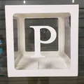 Boîte à ballons blanche avec fenêtre transparente et lettre P décorative - Lettre P / Blanc