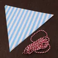Dettaglio bandierina a righe bianche e blu con cordoncino per feste di compleanno - Righe Blu