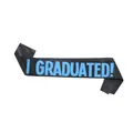 Detalle de banda de graduación de satén negro con texto azul I GRADUATED y brillo suave - Negro I GRADUATED