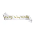 Détail d'une écharpe d'anniversaire en satin blanc avec lettrage pailleté doré brillant - Blanc It's My Fucking Birthday