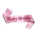 Gros plan d'une écharpe en satin rose avec lettrage cursif Happy Birthday en rouge foncé - Rose Happy Birthday
