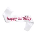 Détail de l'écharpe d'anniversaire en satin blanc avec inscription cursive rouge - Blanc Happy Birthday