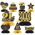 Dettaglio centrotavola a nido d'ape per il 21° compleanno in elegante nero e oro - 21 Anni / Oro