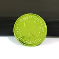 Détail macro d'une pièce porte-bonheur trèfle vert avec gravure Happy St Patrick's Day - Vert