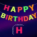 Detaillierte Größentabelle für Neon Happy Birthday Banner Buchstaben auf lila Hintergrund - Neon Happy Birthday Banner