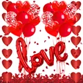 Detalle del set decorativo de San Valentín con globos LOVE y pétalos de rosa roja - Estilo Tarjeta Dorada/Pétalos (Opción 1)