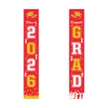Detail van rode Class of 2026 afstudeerbanners met gouden afstudeerhoed prints - Klassieke Afstudeer Couplets in Rood, Wit & Goud (20 Stijlen - ZC)