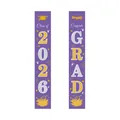 Paarse en gouden 2026 afstudeerbanners met afstudeerhoeden en sterren voor de deur - Paars Goud Zilver Vieringsstijl (Afstudeercoupletten 17 Stijlen)