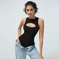 Zwarte geribbelde mouwloze dames bodysuit met een sexy ovale uitsparing voor - S / Zwart