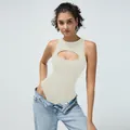 Mouwloze naadloze bodysuit in beige met een chique ovale uitsparing op de borst - S / Off-wit