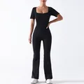 Tuta da yoga nera a maniche corte con scollo a quadrato e gamba svasata aderente chic - S / Nero
