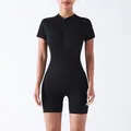 Tuta sportiva nera a costine a maniche corte con cerniera e tessuto elastico - Taglia S / Nero senza cuciture