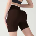 Nahtlose Yoga-Shorts mit hoher Taille, Push-up-Effekt und weißem Kontrastbund - XS / Unterteile / Braun