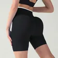 Nahtlose High-Waist Yoga-Shorts in Schwarz mit weißem Rand und Rippstrick-Bund - XS / Unterteile / Schwarz