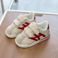 Sneakers beige per bambini con velcro e dettagli rossi su sfondo in legno naturale - EU 21 / Rosso