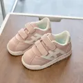 Scarpe sportive rosa e bianche per neonati con doppia chiusura a strappo su legno - EU 21 / Rosa
