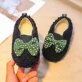Kleinkinderschuhe aus schwarzem Lammwollimitat mit grüner Schleife und gelbem Plüsch - EU 21 / Schwarz