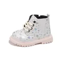 Weiße glänzende Mädchen Martin Boots mit bunten Laser-Herzmustern und rosa Anti-Rutsch-Sohlen - EU 21 / Weiß