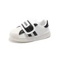 Scarpe bianche per bambini con punta a conchiglia e chiusura in velcro su sfondo bianco - EU 21 / Bianco