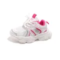 Sneaker sportiva bianca da bambina con suola morbida e dettagli rosa acceso - Size 21 / Rosa
