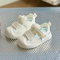 Sandali chiusi traspiranti per neonati in beige con suola morbida antiscivolo e velcro - Taglia 23 Lunghezza Interna 15cm / Bianco