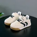 Sneakers in ecopelle bianca per bambini con strisce nere e suola in gomma antiscivolo - Taglia 16-20 / Nero