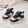Sneakers invernali per bambini bianche e nere con dettagli trapuntati e fodera in pile - EU 22 / Nero