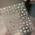 Makroaufnahme von 5D-geprägten Blumen-Nagelstickern mit Perlen und silbernen Schleifen - Silber Blumenstil (TL-359) / Silberprägung mit Gelee-Kleber