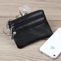 Schwarze Mini-Geldbörse aus Leder mit drei Reißverschlüssen und Metall-Schlüsselanhänger - Schwarz
