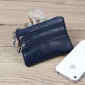 Mini portefeuille en cuir bleu foncé avec trois fermetures éclair et un porte-clés argenté - Bleu Saphir