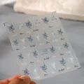 Adesivi per nail art 5D con motivi floreali blu e bianchi e logo Miisha Nail - Fiori Freschi Blu e Bianchi (MN-188)