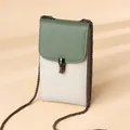 Minimalistische Umhängetasche aus Leder mit Kette, Kontrastfarben und Litschi-Struktur - Grün und Weiß