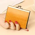 Portacarte in pelle arancione grana litchi con chiusura retrò e cuciture artigianali - Giallo