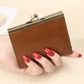 Portacarte vintage in pelle cerata marrone con chiusura in metallo e dettagli cuciti a mano - Marrone