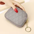 Monedero pequeño de cuero auténtico gris acolchado con cremallera dorada y llavero - Gris