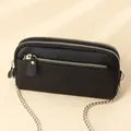 Schwarze Umhängetasche aus Leder mit drei goldenen Reißverschlüssen und Kette - Schwarz