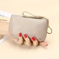 Monedero pequeño de cuero gris elefante con cremallera dorada y llavero de metal - Gris