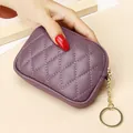 Monedero pequeño de cuero acolchado morado oscuro con llavero de cadena dorada - Púrpura de Loto