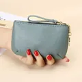 Monedero pequeño de cuero granulado gris azulado con llavero dorado y correa - Azul Lino