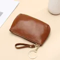 Monedero de cuero marrón con textura de grano, cremallera dorada y llavero elegante - Marrón