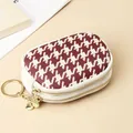 Monedero mini de cuero con cremallera doble, estampado de pata de gallo rojo y dije corazón - Burdeos