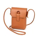 Compacte bruine crossbody telefoontas van generfd leer met klep en smalle riem - Aardgeel
