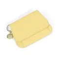 Portefeuille femme en cuir grainé jaune clair avec porte-clés doré et étiquette en métal - Jaune Clair