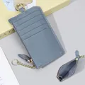 Schlanker Kartenhalter aus echtem Leder in Dunstblau mit fünf Fächern und Reißverschluss - Blau