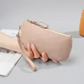 Damen-Handgelenktasche aus weichem Leder in Hellrosa mit Kieselmaserung und Goldakzenten - Rosa