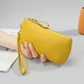 Gelbe Handgelenktasche aus echtem Leder mit Litschi-Maserung und praktischer Schlaufe - Gelb
