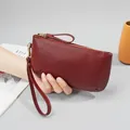 Dunkelrote lange Damen-Lederbrieftasche mit Reißverschluss und praktischer Handschlaufe - Burgunderrot