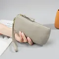 Damen-Clutch aus kieselgrauem Leder mit Handgelenkschlaufe und goldenem Reißverschluss - Graubeige