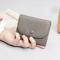 Portamonete minimalista in vera pelle grigia con trama martellata e chiusura a patta - Grigio