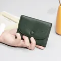 Mini portamonete in vera pelle verde scuro con trama litchi e chiusura a scatto pratica - Verde